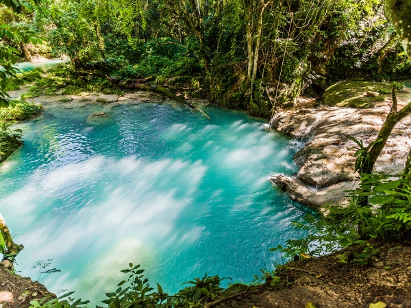 How to Explore the Blue Lagoon in Jamaica with a Car